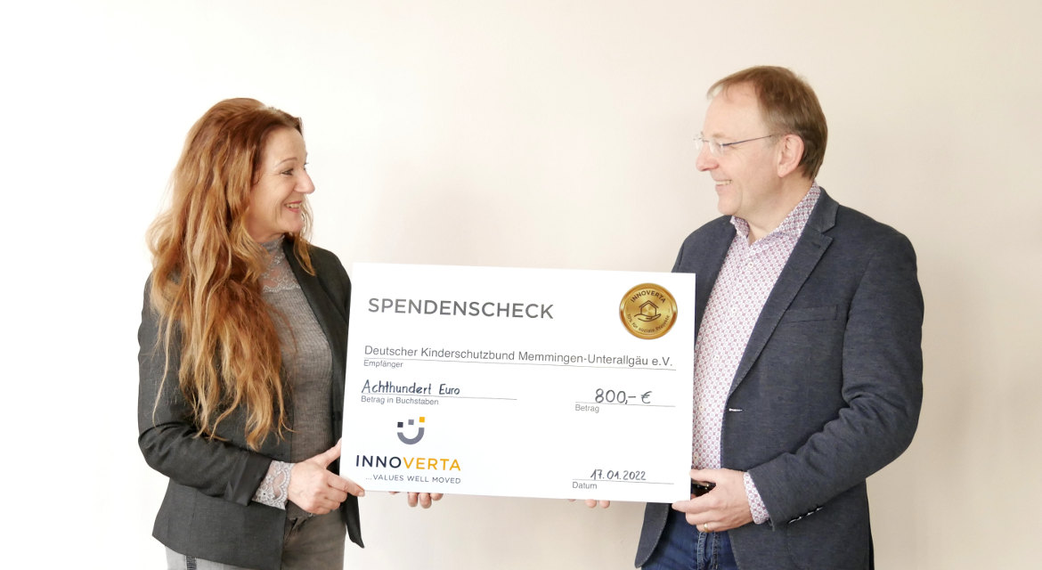 INNOVERTA-Geschäftsführerin Petra Spaete überreicht den symbolischen Spendenscheck an Franz Grabenbauer, den ersten Vorsitzenden des Kinderschutzbundes Memmingen-Unterallgäu.